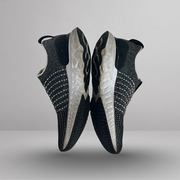 Nike Women’s React Phantom Run Flyknit 2 Black/White Running Shoes US 7.5 (CJ028 - Picture 2 of 4